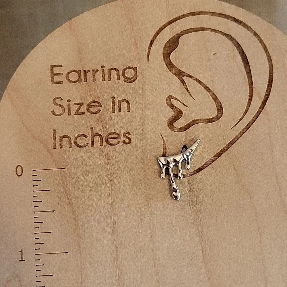 OIL DRIP SMALL CRAWLER STUD EARRINGS